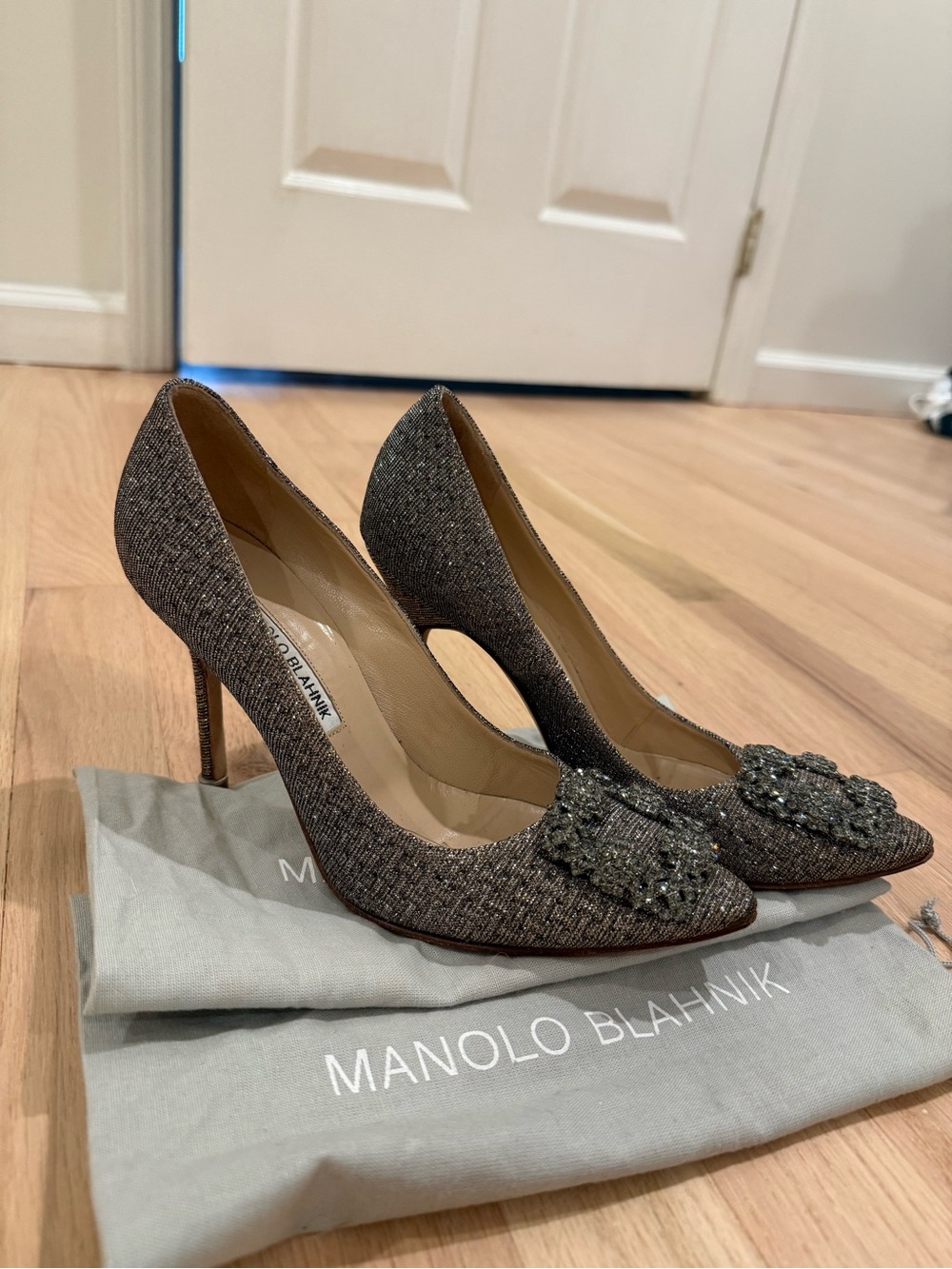 Manolo Blahnik Dark Gold Glitter Fabric Jewel Buckle Pumps Hangisi